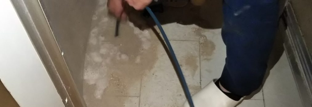 マンション　居室内　階下漏水　排水管洗浄